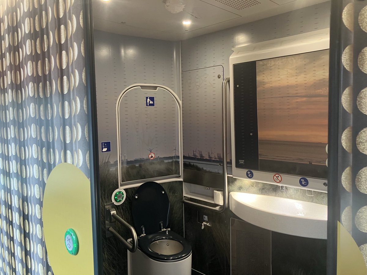 pleeback's tweet image. Zulke mooie toiletten in ⁦@NS_online⁩ #NS treinen 🤗 !!  Vanaf december 2025 rijdt ⁦@Arriva_NL⁩ #Arriva eindelijk ook met treinen met toiletten in ⁦@provgelderland⁩ Hopen dat ze ook zo mooi worden. Wij zijn zó benieuwd! ⁦@PSprovGld⁩ #Pleeback