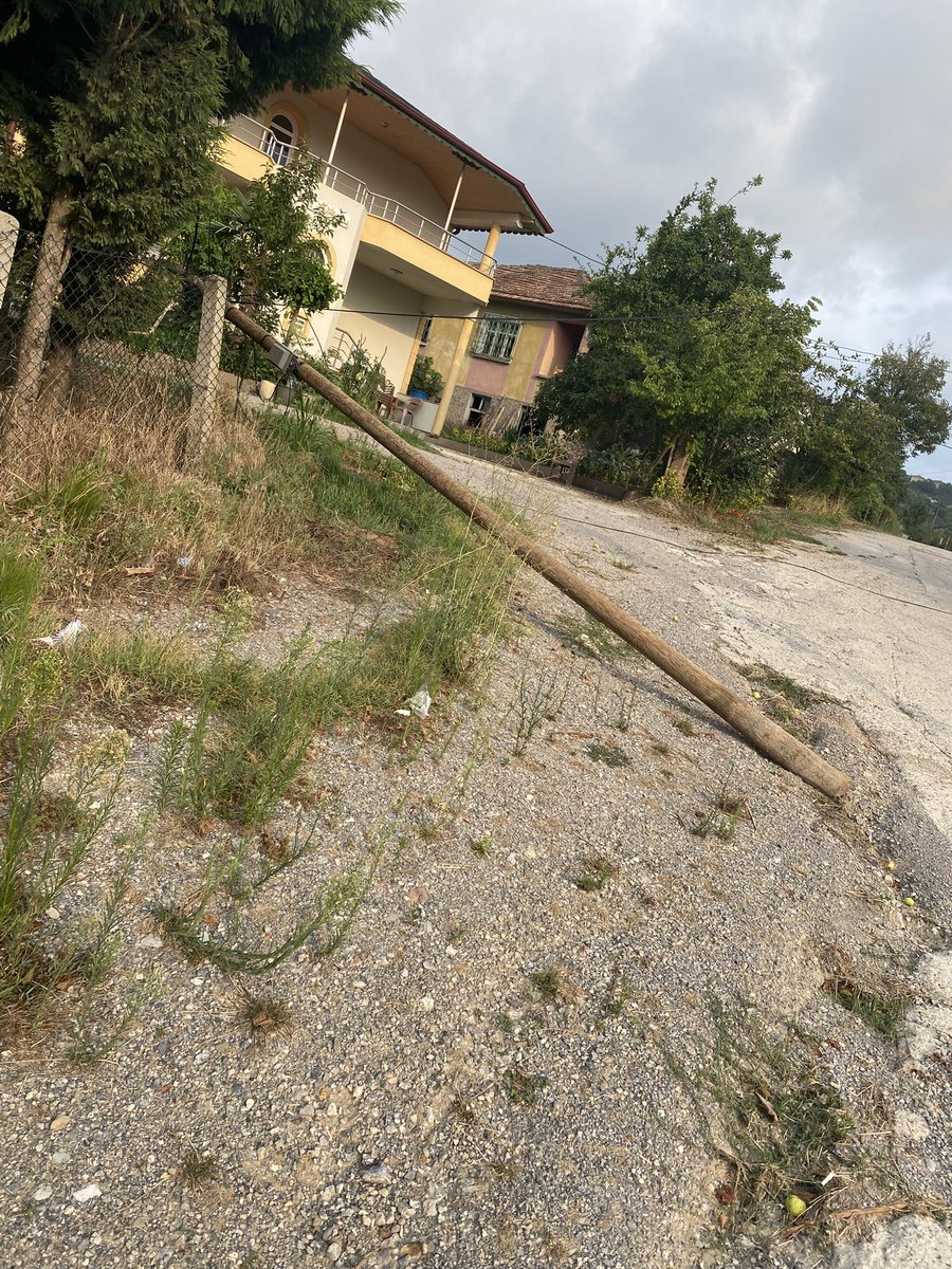 Bbyyram's tweet photo. Bu internet direği kaç gün daha kalacak neyi bekliyoruz aylar mı geçmesi gerekiyor anlamıyorum ay sonunda fatura bir iki gün geciktiğinde mesaj mesaj üstüne geliyor buna çözüm gerekiyor @umitonaltr https://t.co/zEiPVKOwRe