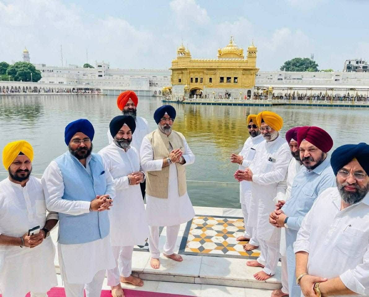 INDERPR39030895's tweet photo. Paid obeisance at Sri Harmandir Sahib with  Harmeet Singh Kalka Ji  (President DSGMC) and S S. Jagdip Singh Kahlon - Krishna Park Jagdip Singh  Ji (General Secretary DSGMC) - other DSGMC members and took blessings from Akal Purakh Waheguru Ji https://t.co/lVIzPaOJYg