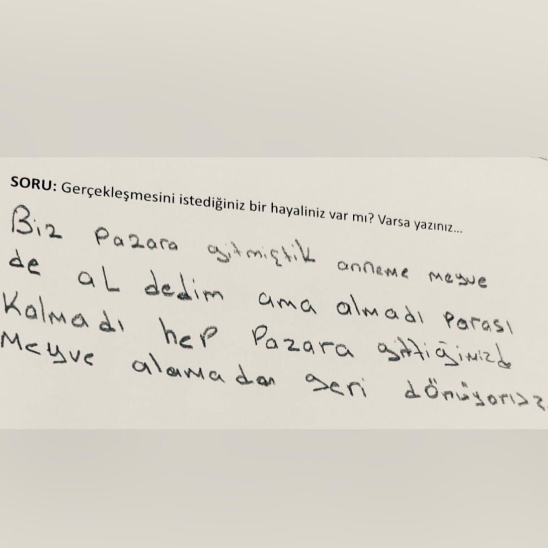 gusholderhaber's tweet image. Küçük bir çocuğun, "Gerçekleşmesini istediğiniz bir hayaliniz var mı?" sorusuna verdiği yanıt:

"Hep pazara gidiyoruz, meyve almadan geri dönüyoruz."