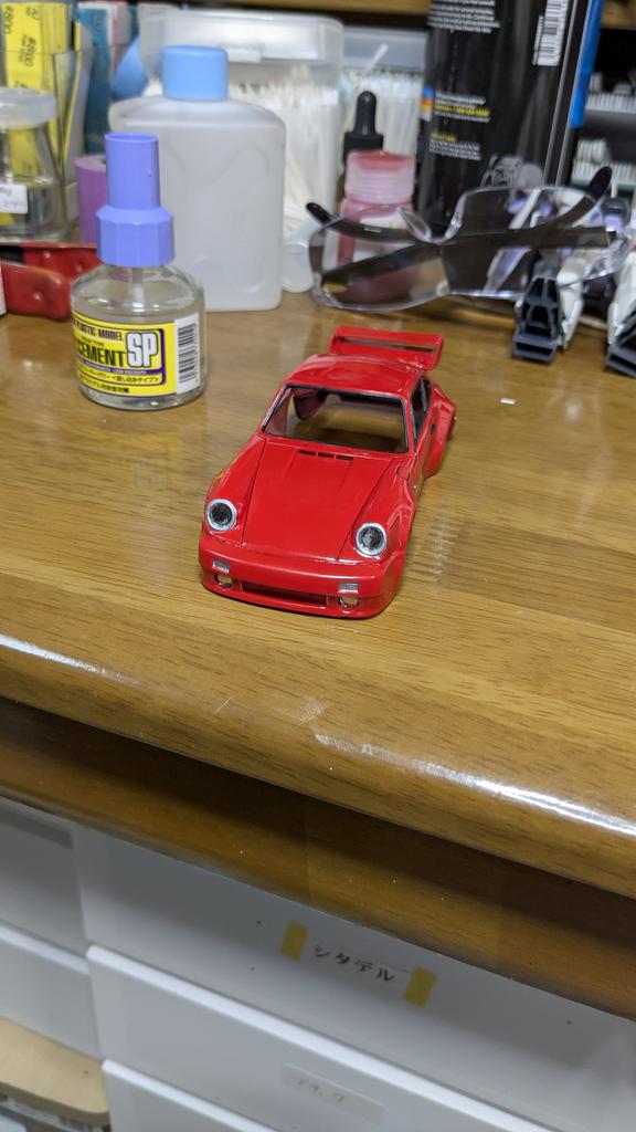 ポルシェターボ、今日はフロントのミラーシール貼りとリアのミラーシール、PORSCHEマーク貼りです(^^)遠目から見ると大分仕上がってきました