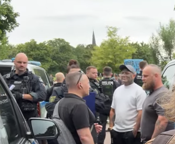 dd_nazifrei's tweet photo. Schreiber bekommt eine Ansage von einem Polizisten in Zivil. Der Staatsschutz stört sich an einem #Nazi-Symbol an seiner Wade. Rechtlich handelt es sich dabei wohl um einen Grenzfall. Schreiber soll das Symbol aber abdecken bevor er seine lächerliche Aktion fortsetzt. #DD0808 https://t.co/VTVoO4wfrd