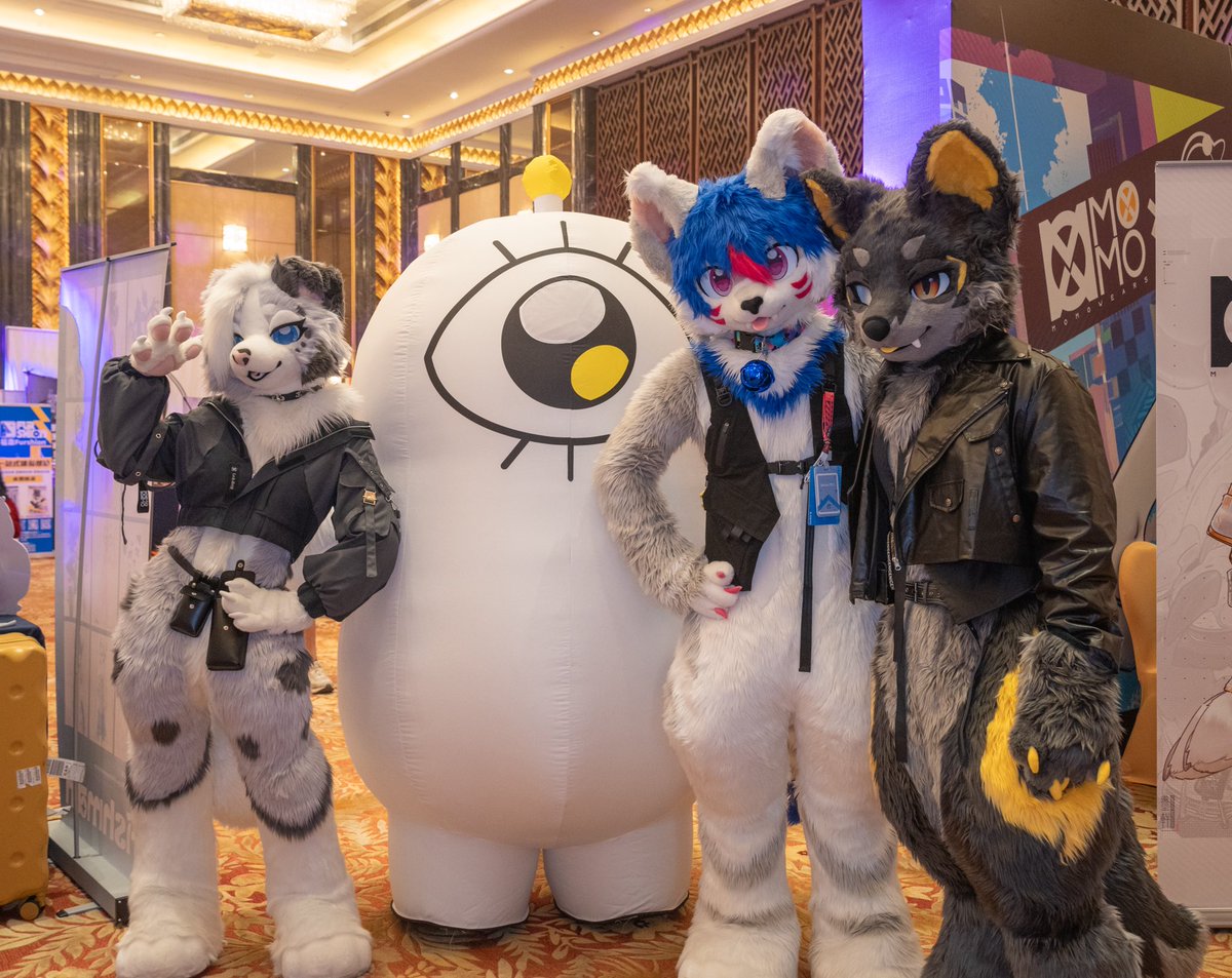 追星成功😋
⚪️: <a href="/WaldorfRinn/">Rinn. 酃子</a> 
⚫️: <a href="/97Lczu9jX7N7zic/">差不多冲</a> 
📷: <a href="/B1ackRainbow/">B1ackRainbow</a> 
#FursuitFriday #Unifurse