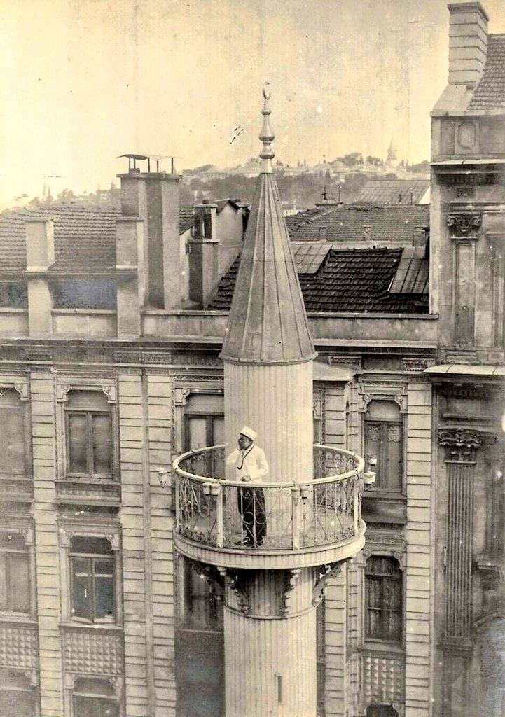 Dünyada her milletin, kendine has musikisi vardır. Türk milleti de bu zamana kadar kendine has Kur’an okuma ve ezan okuma tavrı geliştirmiştir. 

Üsküdar merkezli bu üslup kadim kültürümüzde “İstanbul Tavrı” diye bilinmektedir.

Arap tavrı taklidi yerine bize has tavrı yaşatalım.