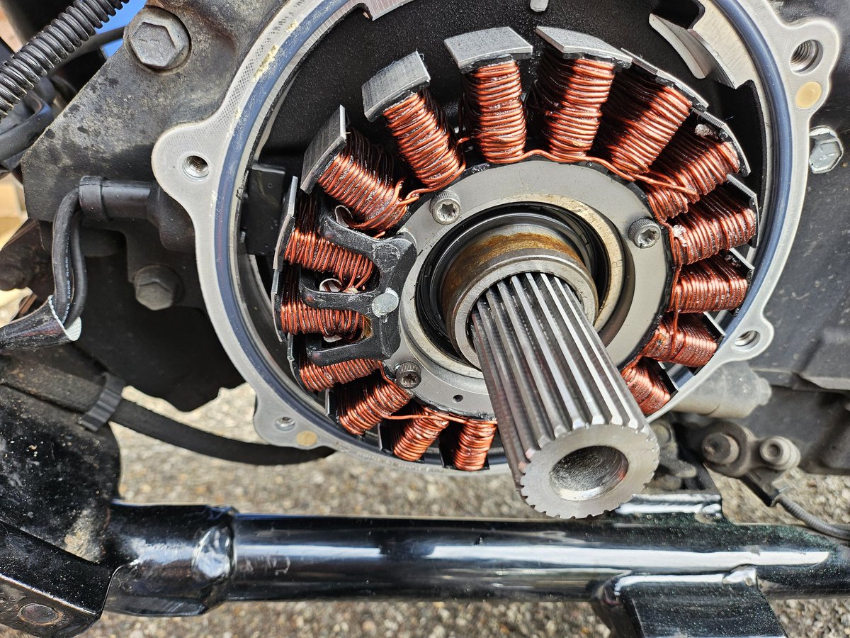 chisel2211's tweet image. New stator in place...will I get my Superglide back together so I can go for a bimble on it this evening? #Bikes #harleydavidson #FXDC