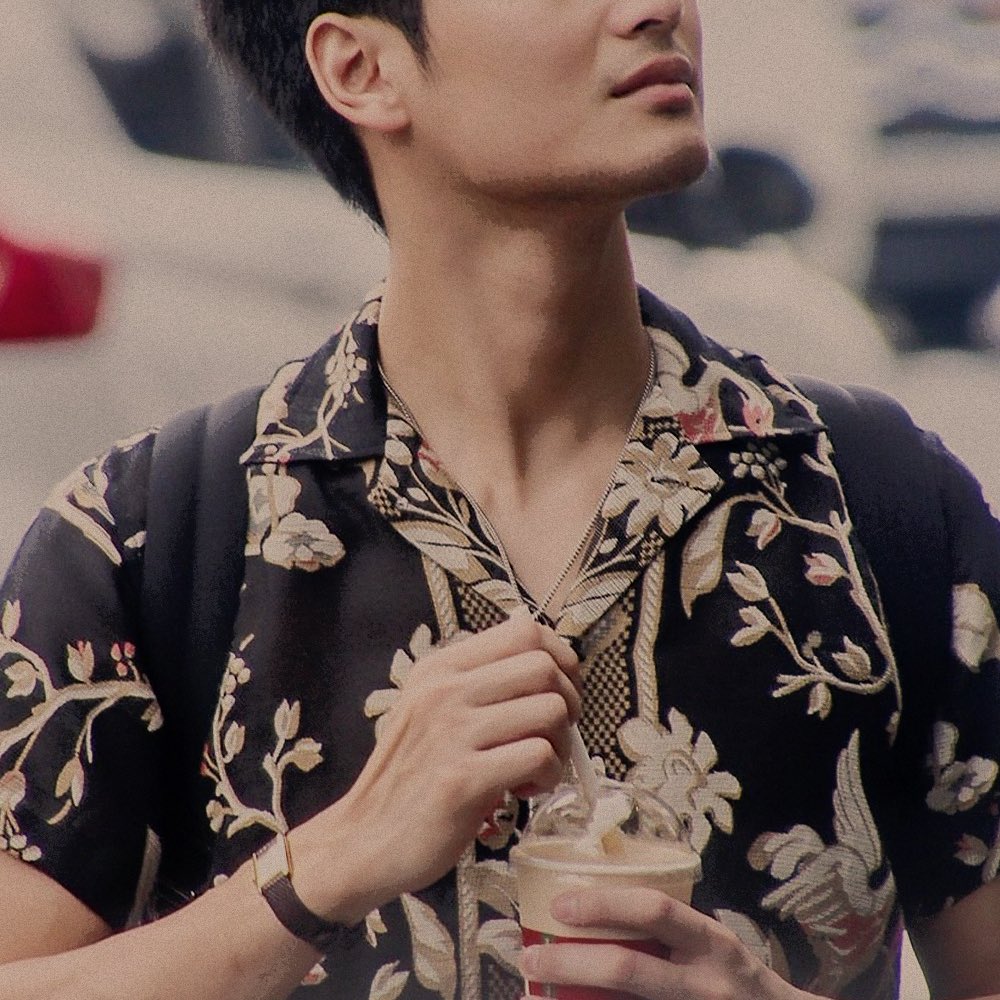 anotherdevine's tweet image. ⠀⠀⠀⠀⠀⠀⠀ 

เปา  —  ชนนนธ์ วัสสวัสโกสนธ์  ( ๒๖ )

ลูกชายคนเล็กของตระกูล ผู้สืบทอดธุรกิจร้านโกปี๊กาแฟเลื่องชื่อของชุมชนบ้านหนองอโศกต่อจากอาแปะกิมฮง ต้องคอยรับมือกับนักเลงที่ชอบมาวัดหมัดกันและสารพัดเรื่องกลุ้มใจในร้าน #สภากาแฟอาแปะไม่ปลื้ม☕️

⠀⠀⠀⠀