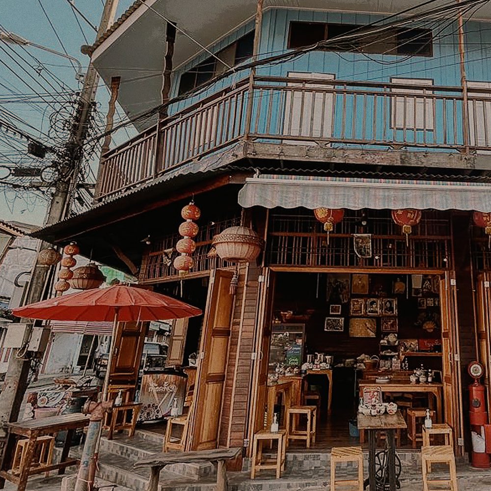 anotherdevine's tweet image. ⠀⠀⠀⠀⠀⠀⠀ 

เปา  —  ชนนนธ์ วัสสวัสโกสนธ์  ( ๒๖ )

ลูกชายคนเล็กของตระกูล ผู้สืบทอดธุรกิจร้านโกปี๊กาแฟเลื่องชื่อของชุมชนบ้านหนองอโศกต่อจากอาแปะกิมฮง ต้องคอยรับมือกับนักเลงที่ชอบมาวัดหมัดกันและสารพัดเรื่องกลุ้มใจในร้าน #สภากาแฟอาแปะไม่ปลื้ม☕️

⠀⠀⠀⠀