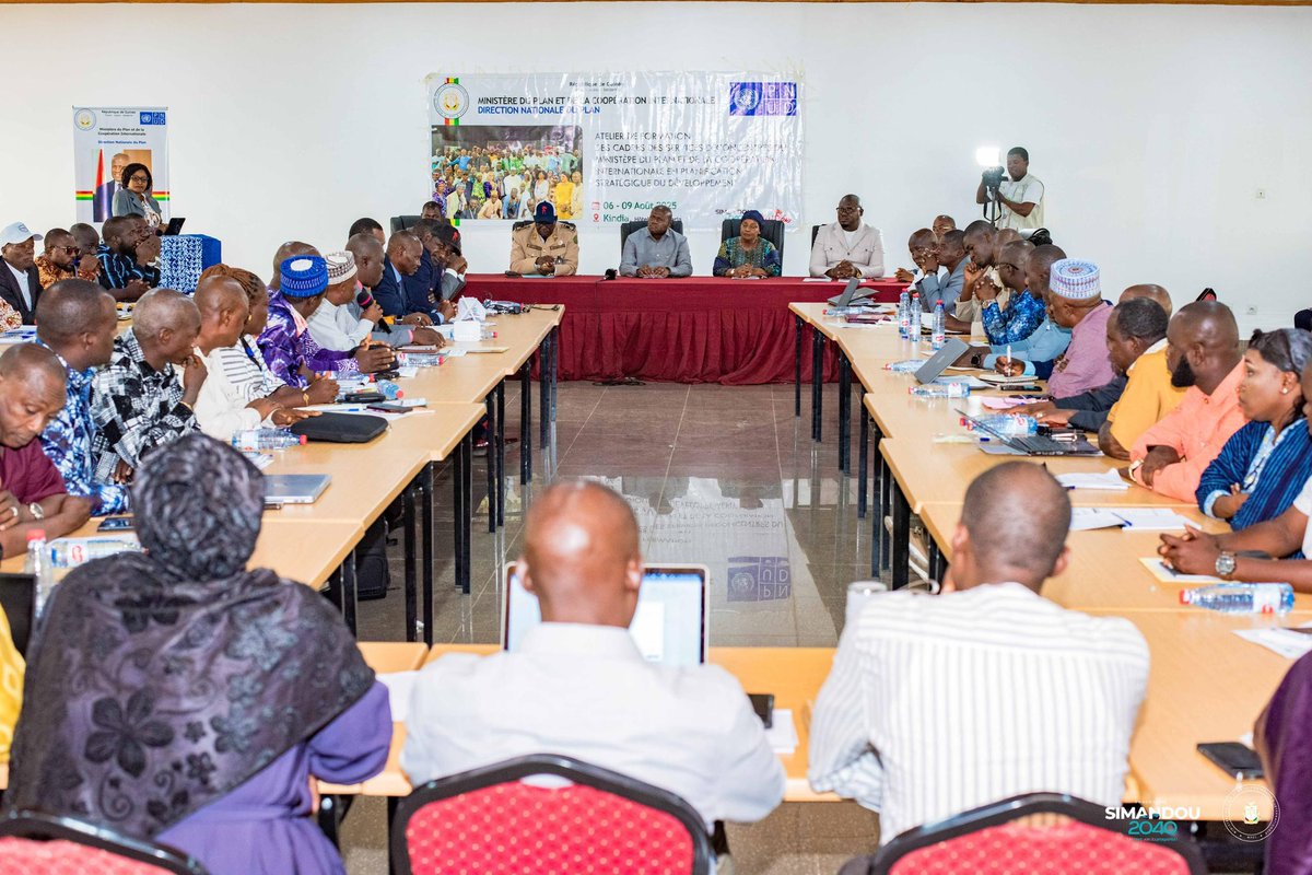 𝐊𝐢𝐧𝐝𝐢𝐚 : Le Ministre 𝐈𝐬𝐦𝐚𝐞̈𝐥 𝐍𝐀𝐁𝐄́ a lancé une formation en planification stratégique &amp; spatiale pour les services déconcentrés du #MPCI, afin de renforcer la mise en œuvre de la vision Simandou 2040.
👉 lnkd.in/erk5CzS6
