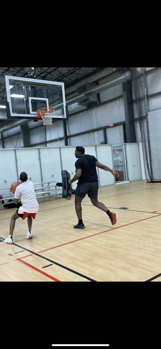 JI_TJsDad's tweet image. 🏀 Ready to level up your game? Train 1-on-1 with Coach JI — indoor, outdoor, or virtual.
With 15+ yrs experience + pro/college player dev, we’ll sharpen your skills fast.
DM to book now 💪
#BasketballTraining #1on1Training #CoachJI #TrainLikeAPro #BallIsLife #NextSeasonStartsNow