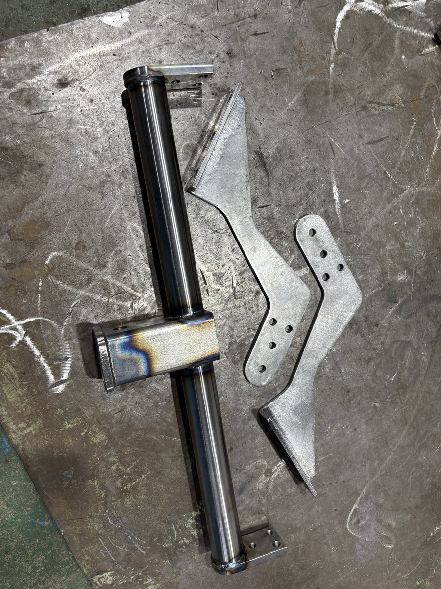 あわよくば製品化ということで、欲しいとの依頼ありまして作らせて頂きました☺️

強度不足で改良予定となりますがいい感じのクリアランスで製作出来ました！

SS400無電界ニッケルメッキで製作させてもらったのでSUSっぽい色合いとなりました🤤

いつもありがとうございます😆