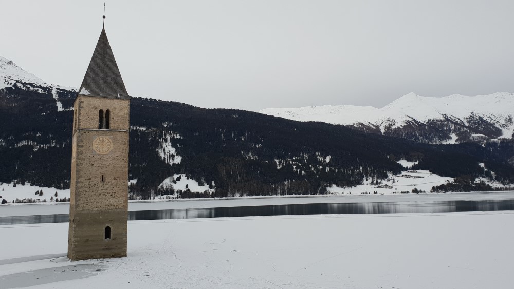 WintersportLive's tweet image. Ivo ging op bezoek naar Schöneben-Haideralm in Zuid-Tirol, nét over de grens met Oostenrijk, niet ver van Serfaus-Fiss-Ladis. Een rustig skigebied aan het drielandenpunt met 65 km pistes, modern gemak en bijzondere uitzichten op het Reschenmeer. Lees meer: wintersportlive.nl/magazine/reisv…