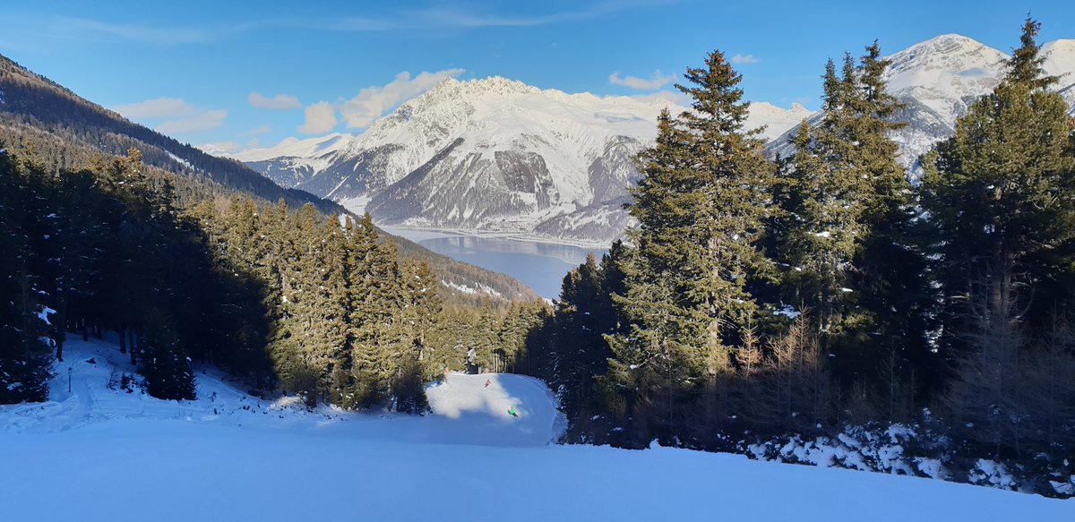 WintersportLive's tweet image. Ivo ging op bezoek naar Schöneben-Haideralm in Zuid-Tirol, nét over de grens met Oostenrijk, niet ver van Serfaus-Fiss-Ladis. Een rustig skigebied aan het drielandenpunt met 65 km pistes, modern gemak en bijzondere uitzichten op het Reschenmeer. Lees meer: wintersportlive.nl/magazine/reisv…