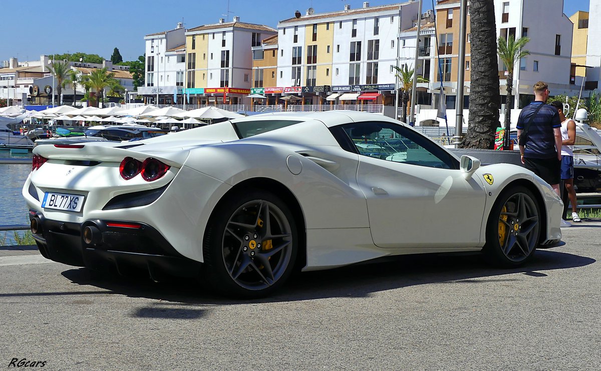 #Ferrari F8 Spider 🇮🇹
on me glisse dans l'oreillette , que celui qui veut investir dans une caisse , c'est dans la F8 ...une moindre prod. (3750) chassée par la 296 au catalogue et pourtant la dernière berlinette V8 d'où son nom "Tributo"