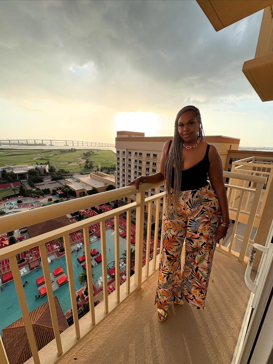 GoldenNuggetLC's tweet image. Balcony views and poolside bliss. This is your sign to book the getaway 💫

📸: @mzmonique2_u

#GoldenNuggetLC #Poolside #Pool #H2O #Sunset #Views #VisitLakeCharles
