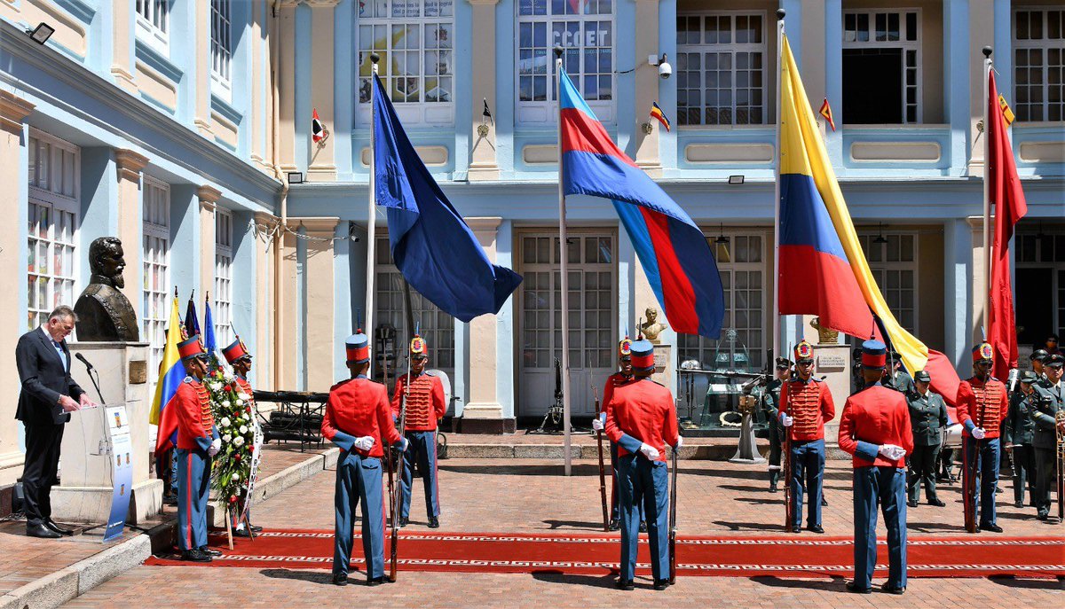 🎙️ ¡Hoy no te lo pierdas! A las 12:30 p.m. en #SuEjércitoEnCundinamarca de la #Brigada13 conversaremos con el Director del <a href="/MUSEOMILITARCO/">Museo Militar</a> sobre su labor y el significado de sus 43 años de historia. 📜🇨🇴

📻 Sintoniza 99.5 FM <a href="/ElDoradoRadioCo/">El Dorado Radio</a> la emisora de la <a href="/CundinamarcaGob/">Gobernación de Cundinamarca</a>