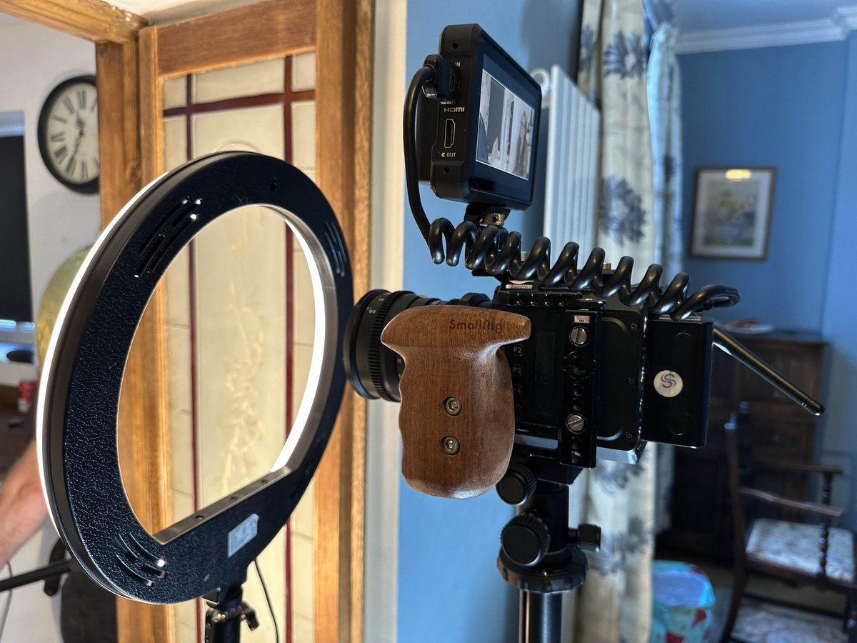 ScantsStudio's tweet image. Today’s main character: 

ZCam E2 S6 + Samyang 35mm.
Great combo for rich colour and depth in dialogue scenes.

What’s your go-to setup?
#ZCAMcamera #Filmmaking