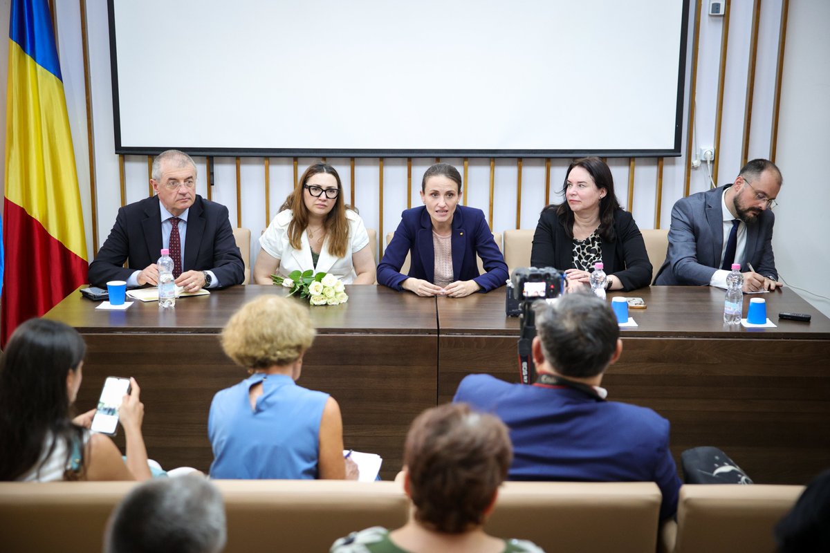 O întâlnire emoționantă și un dialog în limba română, la Cernăuți, oraș de mare importanță istorică pentru români, cu reprezentanți ai comunității românești din Ucraina. Am avut un schimb deschis și substanțial de opinii, ocazie cu care am reiterat sprijinul ferm al României