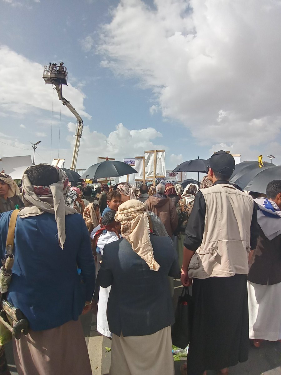 من ميدان السبعين بالعاصمة صنعاء عصر اليوم 
مع فلسطين حتى النصر