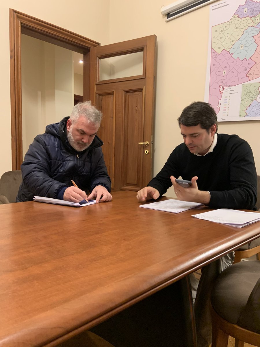 Firmamos la alianza entre La Libertad Avanza y Unidos para las elecciones del 26 de octubre, y asumimos el compromiso de seguir trabajando para derrotar al populismo en PBA y en el país. Nos une un propósito y una convicción. 
<a href="/JMilei/">Javier Milei</a> 
<a href="/KarinaMileiOk/">Karina Milei</a> 
<a href="/SPareja_/">Sebastián Pareja</a> 
<a href="/LLibertadAvanza/">La Libertad Avanza</a>