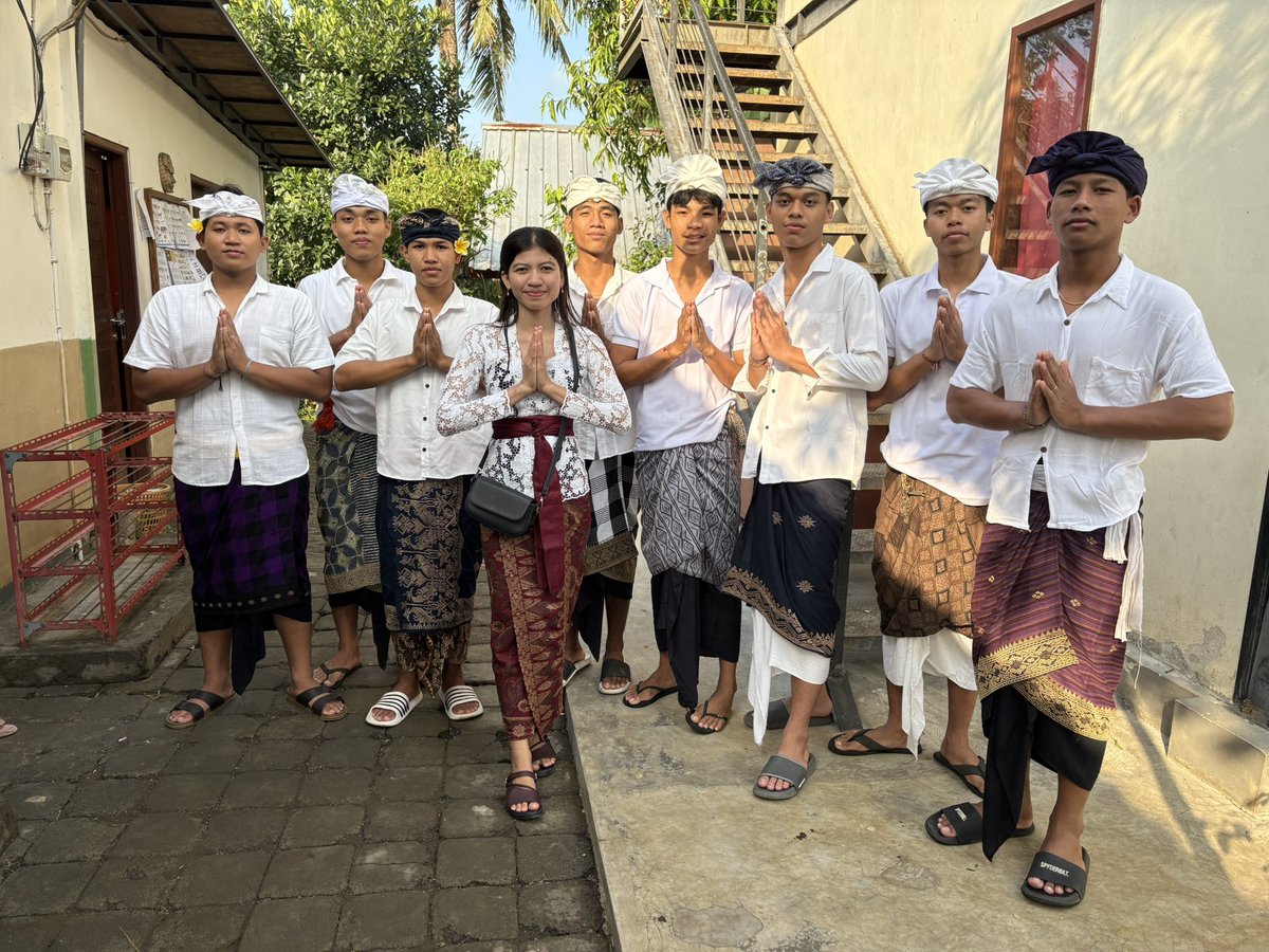 sudarshanhs's tweet image. अद्य श्रावणपूर्णिमायां “पवीतनन्” आचारः, द्वीपान्तरदेशे बलिद्वीपे। 

छात्राणां अध्ययनारम्भः। 

बलिभाषया “पवीतनन्” = उपवीतनम्? (उपनयनम्)