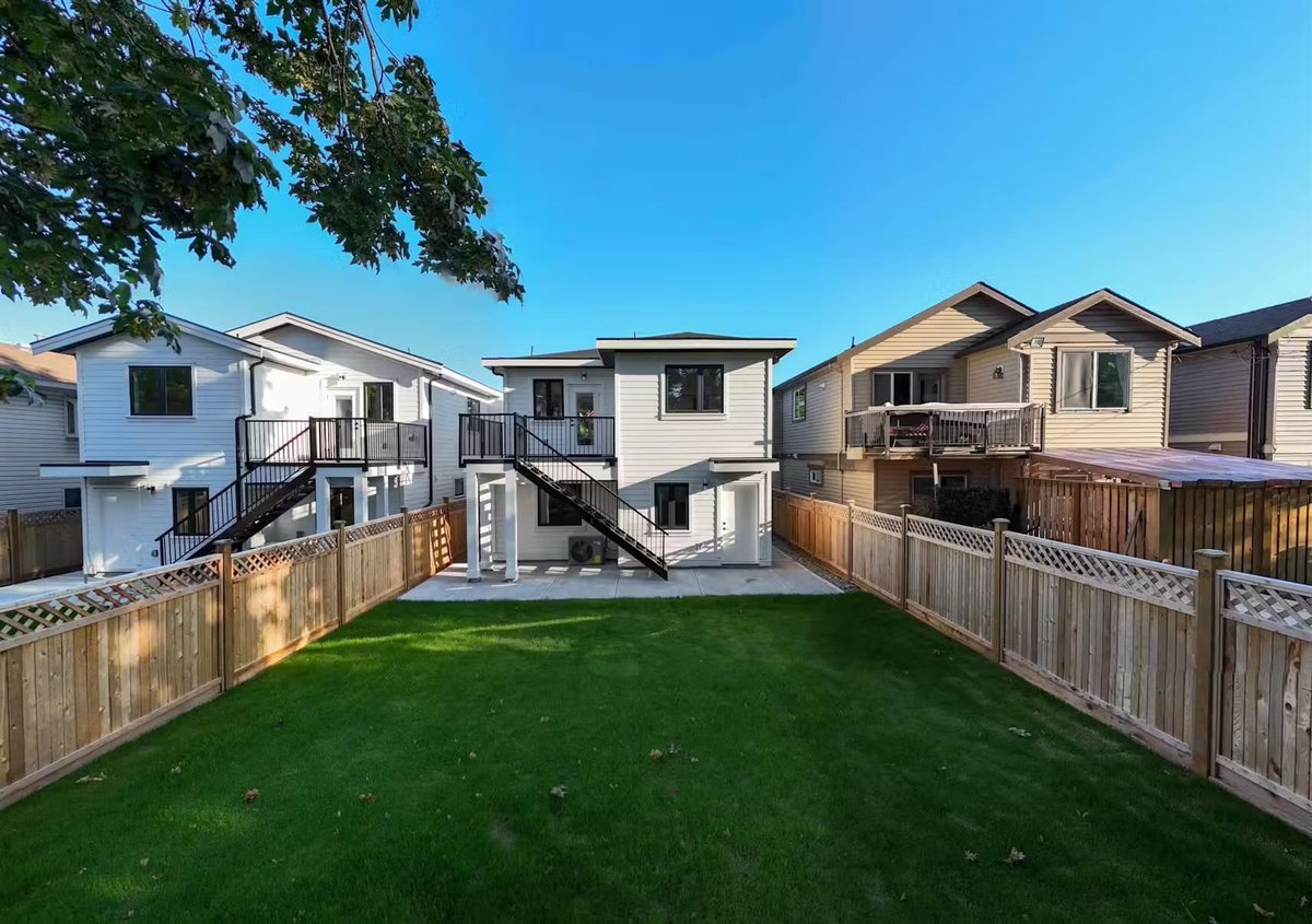 💥 Open House 💥

Step into a remarkable brand-new modern home in the delightful Norgate community, featuring 4 spacious bedrooms and 3 full bathrooms. 

📍 1330 West 15th Street, North Vancouver
🔑 $2,098,000
🏡 Open House: Sunday from 1-3 PM
pezzente.com