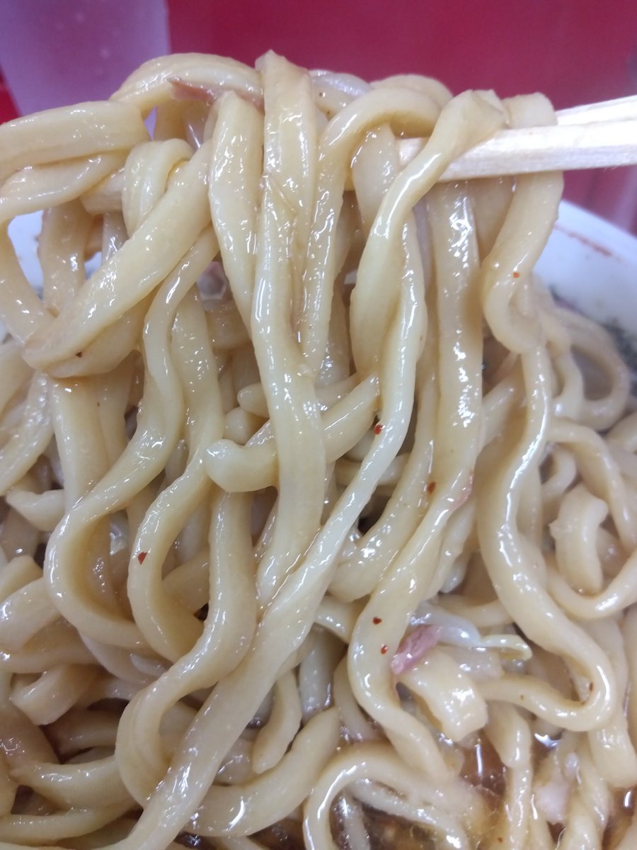 S71363733's tweet photo. ラーメン二郎越谷店
ラーメン半分豚1枚
ニンニク少なめアブラ一味

流石に半分は少ないか、豚フワフワで当たり🎯
美味しかったです、ご馳走様でした！ https://t.co/ReY1apeb7a