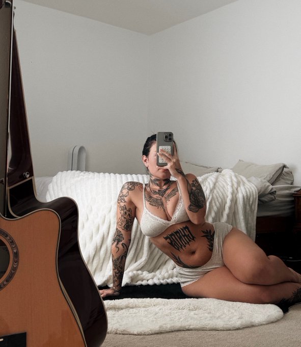 Watch NIAMH VELVET 55% OFF's leaked NSFW photo on TwXstars