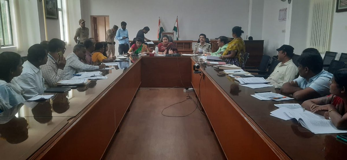 DC Chamarajanagar - ಜಿಲ್ಲಾಧಿಕಾರಿ ಚಾಮರಾಜನಗರ (@dcchnagar) on Twitter photo ಲಿಂಗತ್ವ ಅಲ್ಪಸಂಖ್ಯಾತರ ಸಮೀಕ್ಷಾ ಕಾರ್ಯಕ್ಕೆ ಅಗತ್ಯ ಸಿದ್ದತೆಗೆ ಜಿಲ್ಲಾಧಿಕಾರಿ ಶಿಲ್ಪಾ ನಾಗ್ ಸೂಚನೆ.
#ChamarajanagarUpdates #Chamarajanagar #ReviewMeeting
facebook.com/share/p/16kaZG…
<a href="/CMofKarnataka/">CM of Karnataka</a> <a href="/KarnatakaVarthe/">DIPR Karnataka</a> <a href="/TheKVenkatesh/">K Venkatesh</a> ಲಿಂಗತ್ವ ಅಲ್ಪಸಂಖ್ಯಾತರ ಸಮೀಕ್ಷಾ ಕಾರ್ಯಕ್ಕೆ ಅಗತ್ಯ ಸಿದ್ದತೆಗೆ ಜಿಲ್ಲಾಧಿಕಾರಿ ಶಿಲ್ಪಾ ನಾಗ್ ಸೂಚನೆ.
#ChamarajanagarUpdates #Chamarajanagar #ReviewMeeting
facebook.com/share/p/16kaZG…
<a href="/CMofKarnataka/">CM of Karnataka</a> <a href="/KarnatakaVarthe/">DIPR Karnataka</a> <a href="/TheKVenkatesh/">K Venkatesh</a>