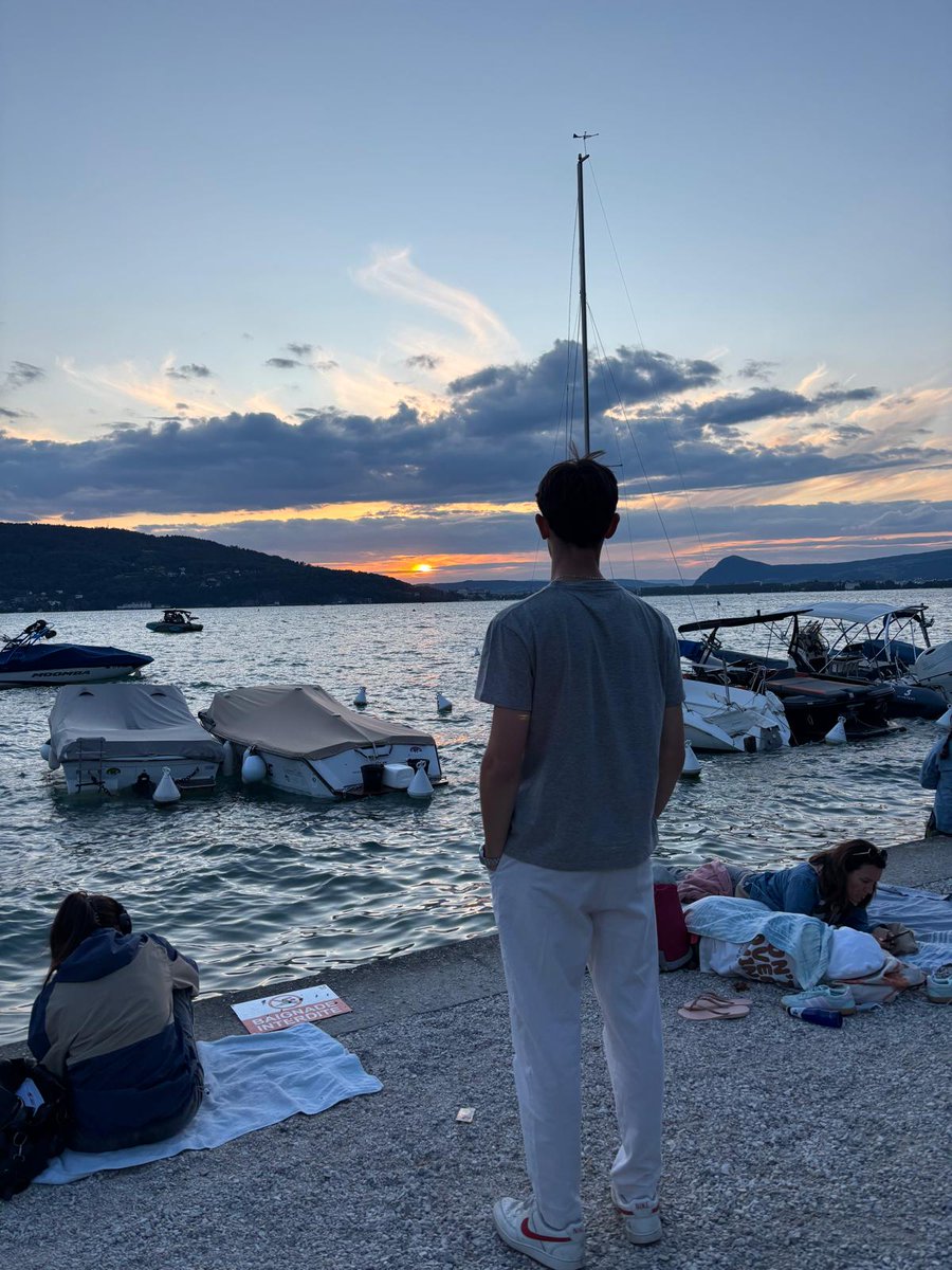 Holidays start today for me. Wont be able to stream until 18th. Back to an insane grind after this. 
Hope to see everyone soon 🤩