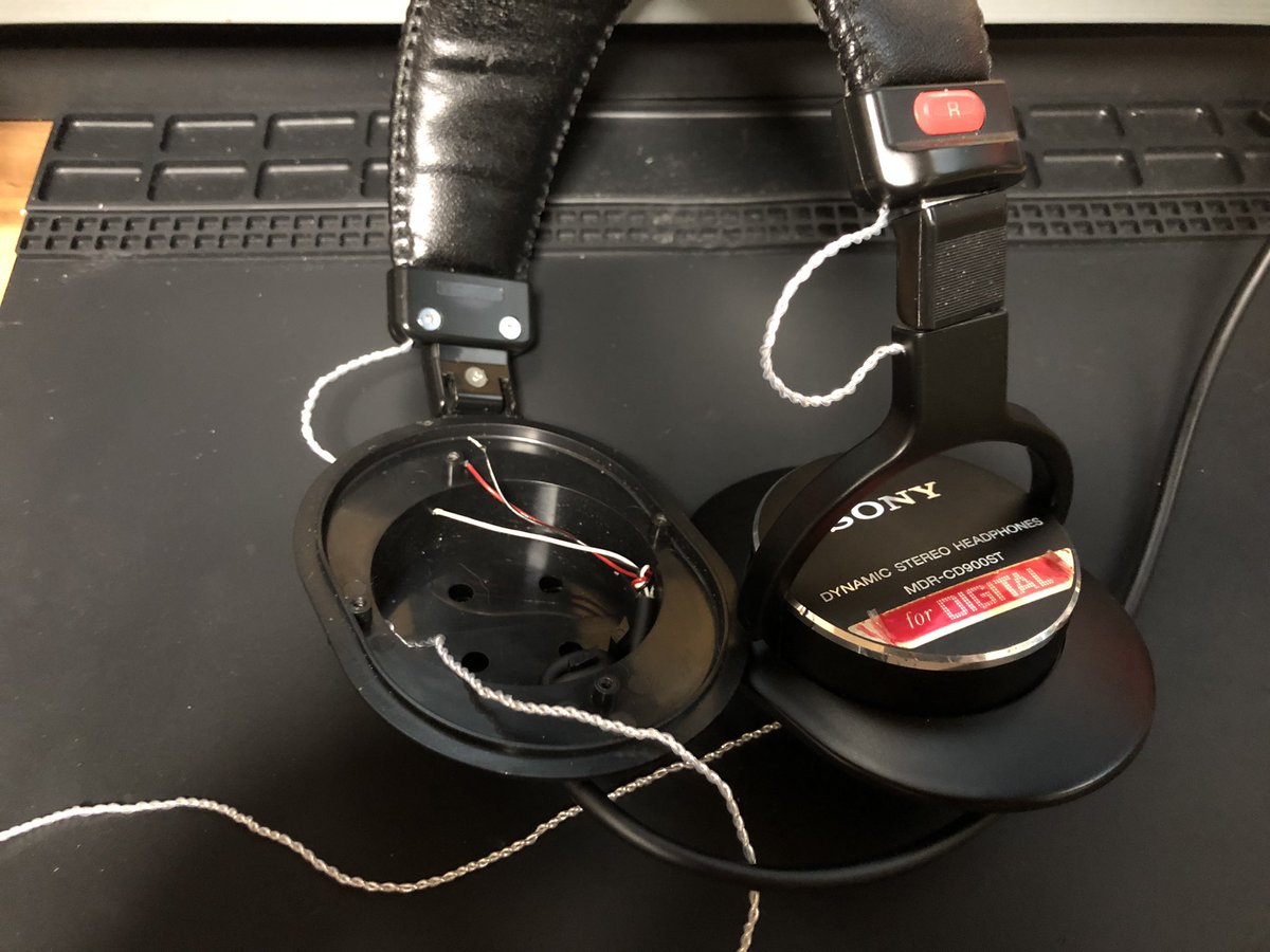 kappa8888's tweet photo. 断線していた渡り線を引っこ抜いて
7N銅の純銀メッキのケーブルをツイストしてリケーブル
音変わるかなー？

あとはドライブをハンダして
劣化パーツ交換して完了

#cd900st https://t.co/F2XOeJCDQg