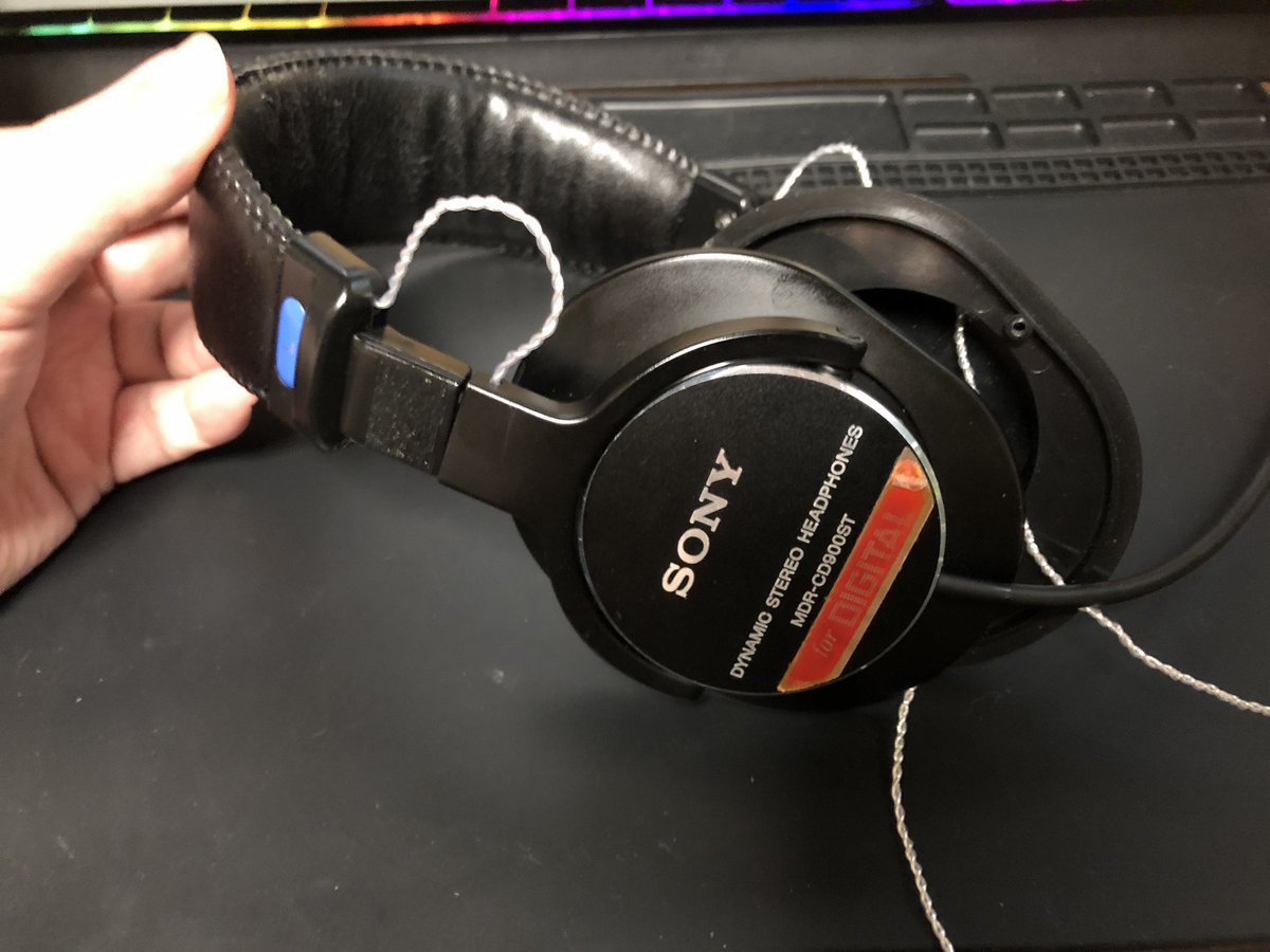 kappa8888's tweet photo. 断線していた渡り線を引っこ抜いて
7N銅の純銀メッキのケーブルをツイストしてリケーブル
音変わるかなー？

あとはドライブをハンダして
劣化パーツ交換して完了

#cd900st https://t.co/F2XOeJCDQg