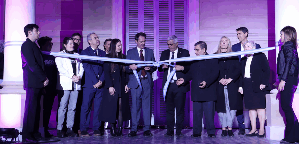 Majestuoso estreno del restaurado edificio de la facultad de Derecho

El patio de la renovada facultad lució repleto de personas que participaron con emoción de la inauguración del edificio de Córdoba y Moreno.

👉 lc.cx/HrOp4K