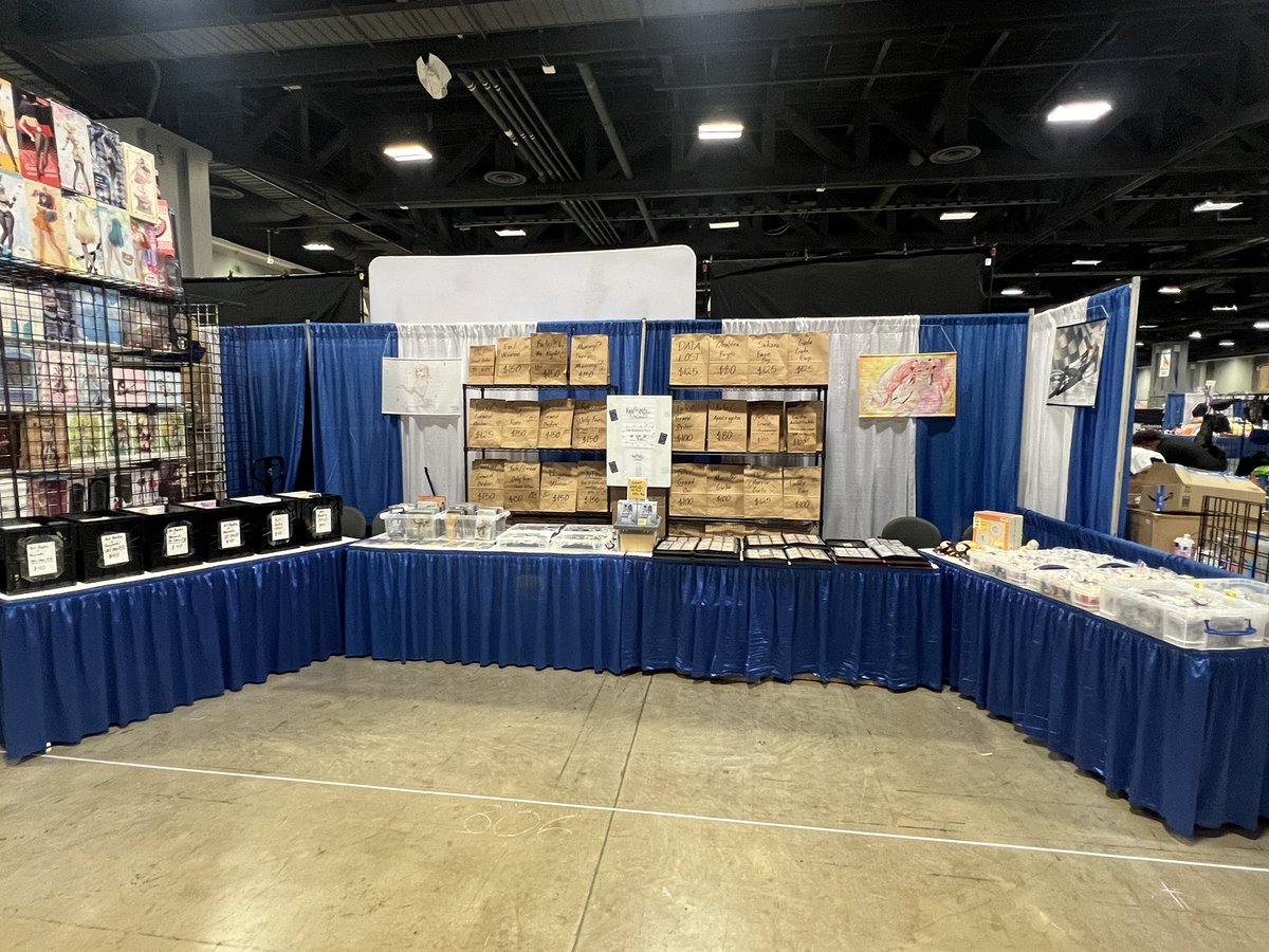 TTHouseFGO's tweet image. The booth is LIVE at #Otakon2025!

The signage is a little odd… the 800/900 banner is combined, but we’ll be at Booth 806 all weekend with plenty of #FGO merch :D

We’re excited to see you!