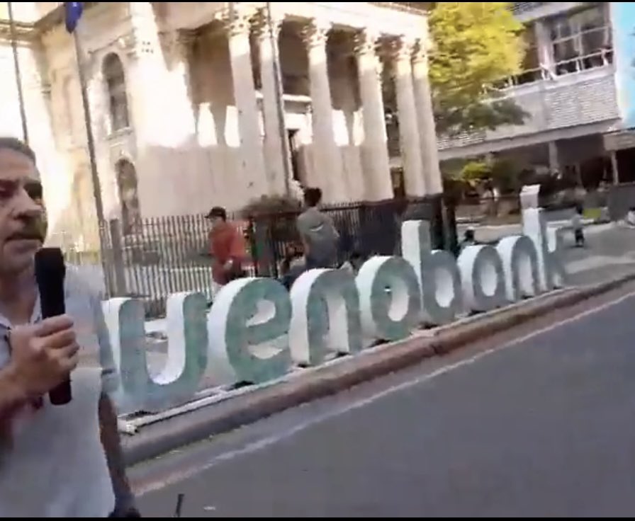 “UENO”:

Porque los hijos de puta pusieron un cartel enorme en frente al Panteón de los Héroes. Publicidad con un simbolo nacional los tipos.