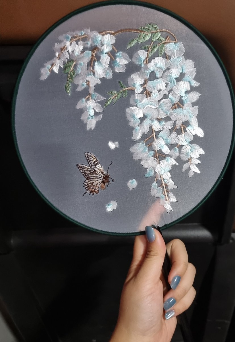 근데이거 진짜 마작할때 들고가면 좋을 것 같아서 삿어 부채 
언젠가 좋은 전통 부채도 사고싶어(비싸서 못삿음)