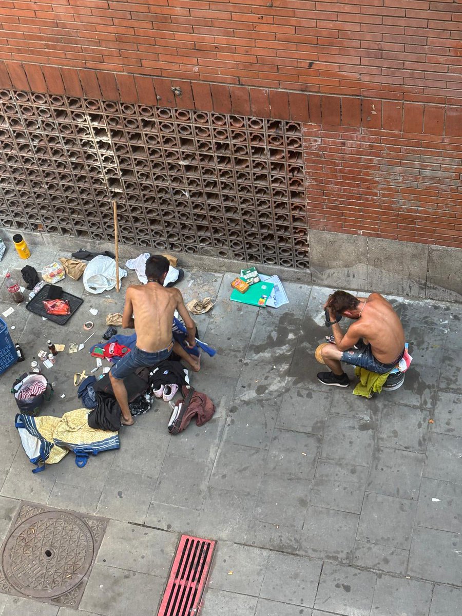 BEA HOMEDES (@beahomedes) on Twitter photo No només no ve la <a href="/GUBBarcelona/">Guàrdia Urbana Barcelona</a> sino q ara han vingut més a treure merda dels contenidors! Q hem de fer???????? L’<a href="/bcn_ajuntament/">Ajuntament de Barcelona</a> colla d mentiders! Molt pla endreça pero truques i estem deixats x q no ve ningú a posar ordre i neteja!!!!!!! No només no ve la <a href="/GUBBarcelona/">Guàrdia Urbana Barcelona</a> sino q ara han vingut més a treure merda dels contenidors! Q hem de fer???????? L’<a href="/bcn_ajuntament/">Ajuntament de Barcelona</a> colla d mentiders! Molt pla endreça pero truques i estem deixats x q no ve ningú a posar ordre i neteja!!!!!!!