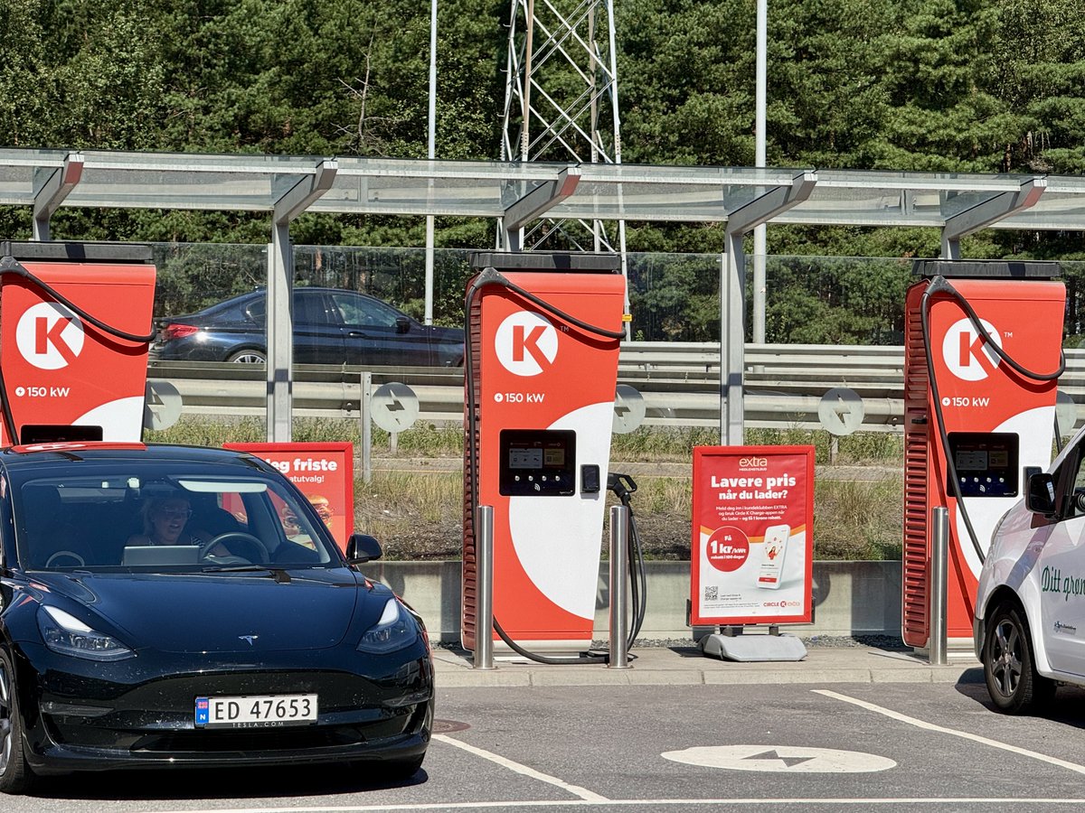 Alpis does in fact have a front facing screen