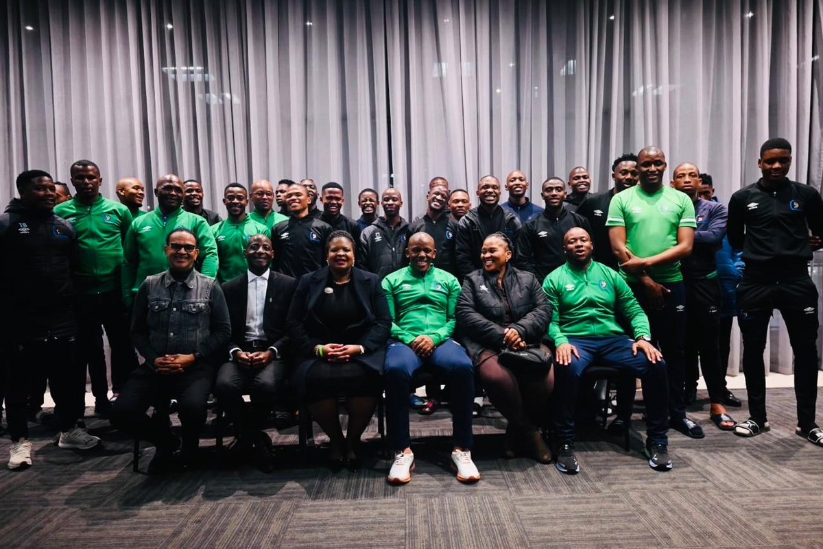 HigherEduGovZA's tweet photo. [Group photo] Deputy Minister @DrMimmyGondwe with the ORBIT TVET College football team.
#RiseTVETRise #TVETColleges #OrbitTVET #FootballForDevelopment #SkillsThroughSport https://t.co/MJue7wJaT4