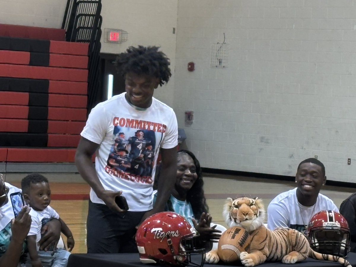 Wes Mitchell (@wesmitchellgc) on Twitter photo New South Carolina commit Amari Thomas' "Committed" t-shirt with photos from his OV is a nice touch. (photo: <a href="/CoachWaggonerGT/">Coach Brad Waggoner</a>) New South Carolina commit Amari Thomas' "Committed" t-shirt with photos from his OV is a nice touch. (photo: <a href="/CoachWaggonerGT/">Coach Brad Waggoner</a>)