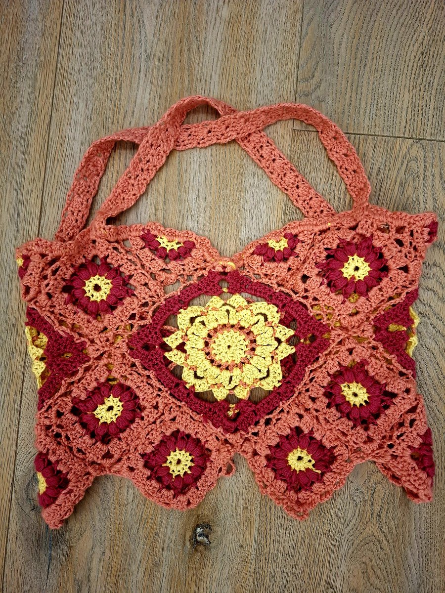 #Sommertop #crochet #grannysquare

Grade noch rechtzeitig fertig für 2 Wochen Sommer.