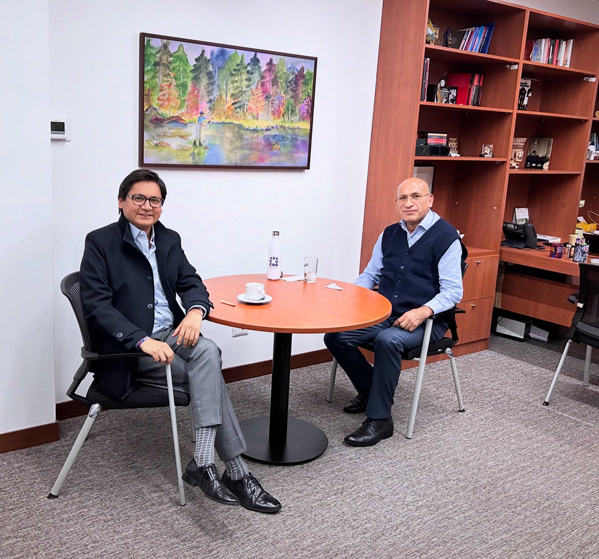 Desde hace algún tiempo vengo empecinado en la tarea de dialogar. De escuchar. De aprender. 

Estuve con mi querido profesor Waldo Mendoza, ex ministro de economía, ex director del BCR y actual Vicerector en mi querida <a href="/PUCP/">PUCP</a>. 

Antes estuvimos conversando sobre el país en