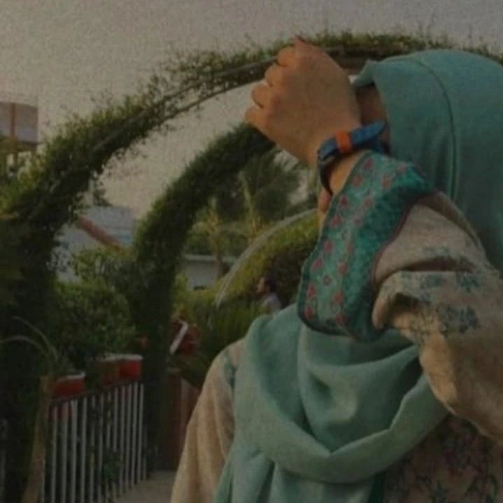 ورنہ یہ تیز دھوپ توــــــــــ چبھتی ہمیں بھی ہے ۔۔۔
ہم چپ کھڑے ہوئے ہیں کہ تو سائبان میں ہے ۔۔۔۔!!!

دیارِ سخن