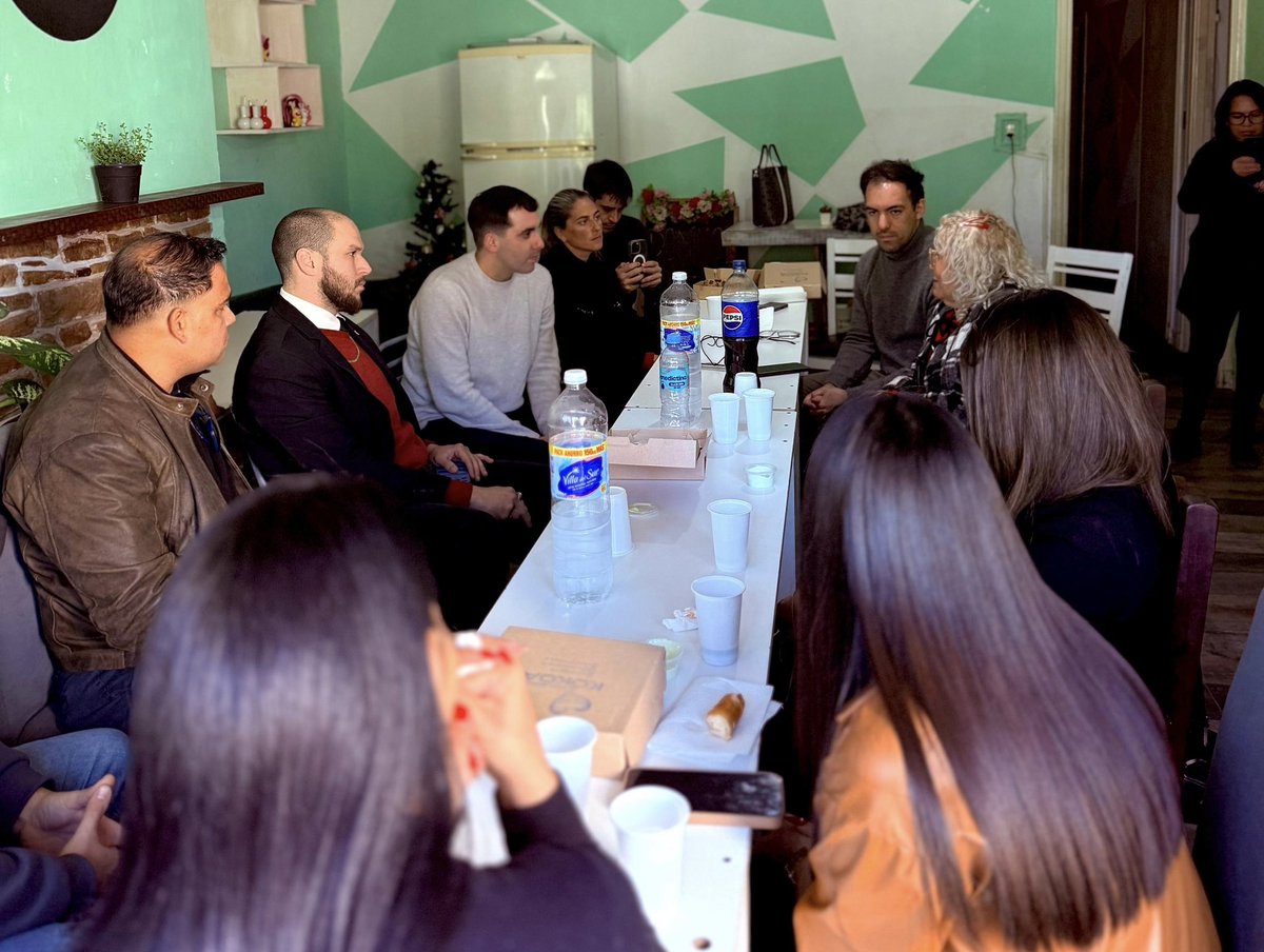 Hoy junto a <a href="/nicomorzone/">Nicolás Morzone</a> y <a href="/Cinhuergo/">Cin</a> estuvimos con parte de la Comunidad Venezolana de #LaPlata. Es momento de cambiar la ciudad y la provincia 💪🏻.
Este 7 de septiembre: Kirchnerismo Nunca Más.
¡La Libertad Avanza en La Plata!