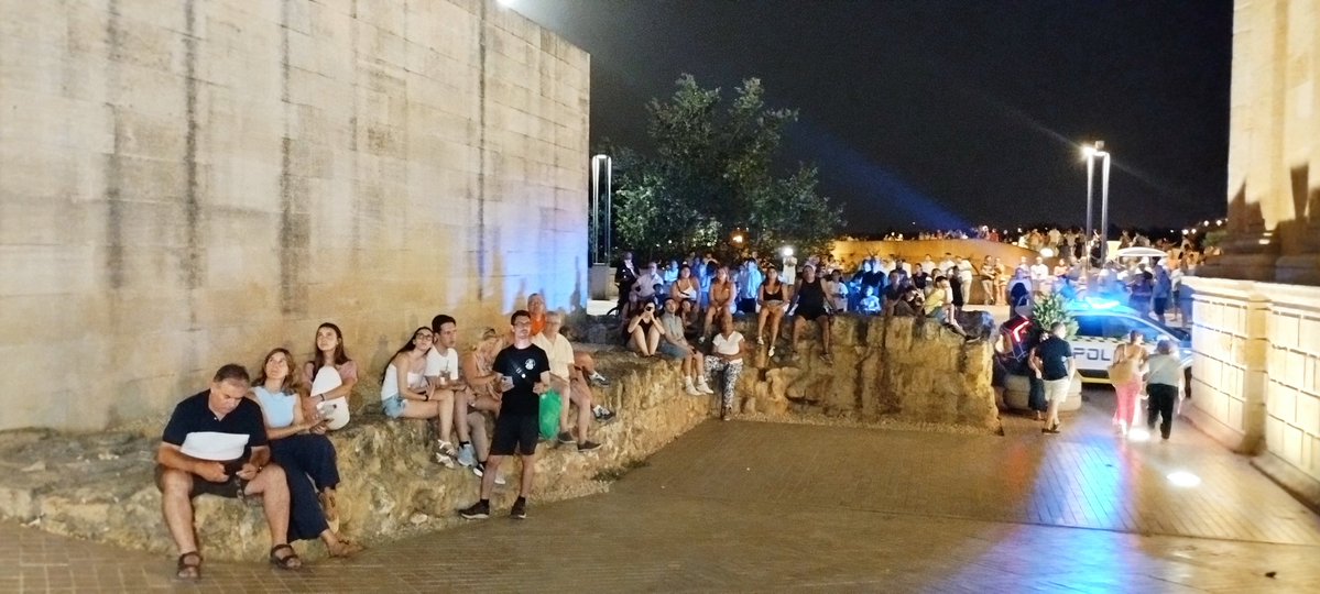 Radio Córdoba (@radiocordobaser) on Twitter photo Extinguido el incendio en la <a href="/mezq_catedral/">Mezquita-Catedral de Córdoba</a>, confirma el Cabildo Catedral de Córdoba. La Policía mantiene acordonada la zona y de está valorando la afectación del fuego. #IncendioMezquitaCórdoba Extinguido el incendio en la <a href="/mezq_catedral/">Mezquita-Catedral de Córdoba</a>, confirma el Cabildo Catedral de Córdoba. La Policía mantiene acordonada la zona y de está valorando la afectación del fuego. #IncendioMezquitaCórdoba
