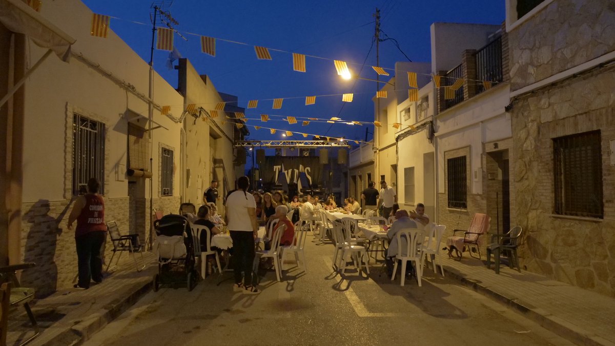 🍞🎉 Nit de germanor al carrer Sant Vicent de Paül! 🥳

Els veïns i veïnes del carrer han donat el tret d’eixida a les seues festes amb un animat sopar de pa i porta 🍽️🧀🍷.

I després del sopar… ball per a tothom! 💃🕺🎶✨