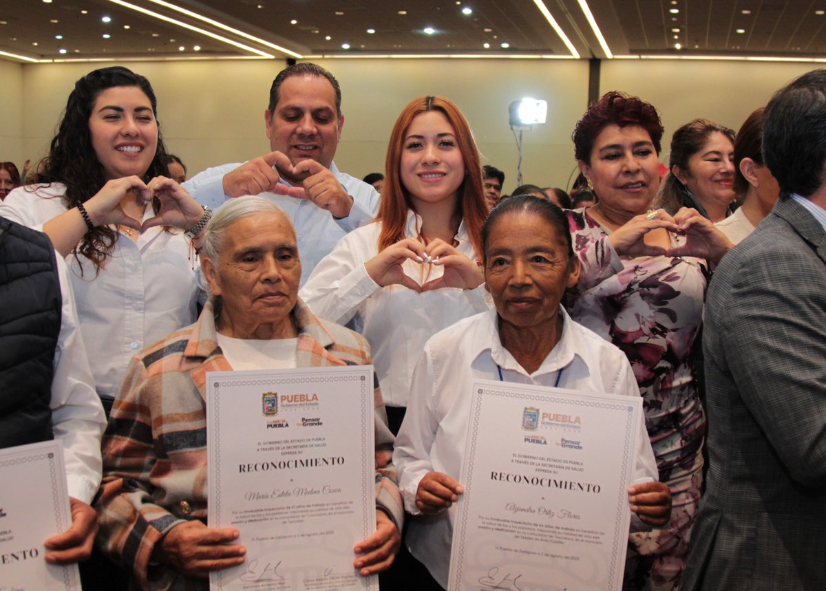 Centro Expositor Puebla (@cexpositorpue) on Twitter photo 🏥 El Gobernador <a href="/armentapuebla_/">Alejandro Armenta</a> y la Directora Michelle Talavera entregaron apoyos del Programa de Obra Comunitaria "Por Amor a Puebla" a Casas de Salud y reconocieron a personal auxiliar por sus años de servicio. 🫶
#PorAmorAPuebla #LatidoDeMéxico 🏥 El Gobernador <a href="/armentapuebla_/">Alejandro Armenta</a> y la Directora Michelle Talavera entregaron apoyos del Programa de Obra Comunitaria "Por Amor a Puebla" a Casas de Salud y reconocieron a personal auxiliar por sus años de servicio. 🫶
#PorAmorAPuebla #LatidoDeMéxico