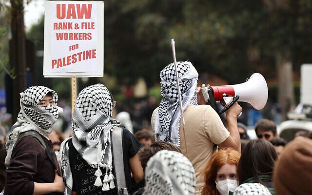 Trump ofrece a la Universidad de California un acuerdo de mil millones de dólares tras congelar fondos por protestas antiisraelíes

Ver nota: itongadol.com/estados-unidos…

#Trump #EEUU <a href="/realDonaldTrump/">Donald J. Trump</a> <a href="/UCLA/">UCLA</a> #Israel #palestine