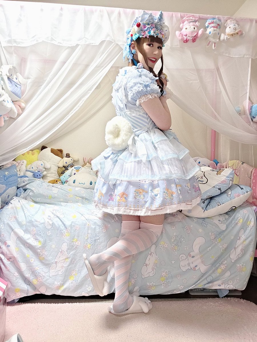 今日からお盆休み！✨ということでめっちゃ朝早くからお出かけしてるよー😊
見てわかる通りだと思うけど…推し活コーデです🩵🤍
とりあえず今日は岡山まで行ってきます🙂