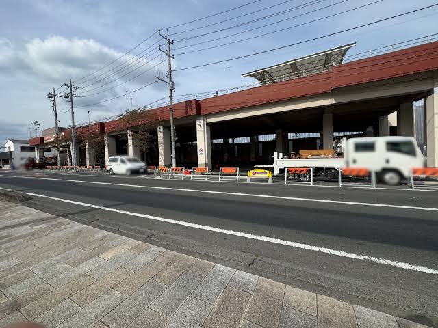 かんばん横丁前にはようやく、直角ベンチだらけの憩いの場が完成した。かんばん横丁には一掃された新店舗が揃った。しかし『呑』食以外の求心力がなければ真の老若男女の憩いは生まれない。『鹿鉄保存記念館』として旧車両設置を渇望する。
…hiura-kasumigaura-ishioka.goguynet.jp/2025/05/01/ish…