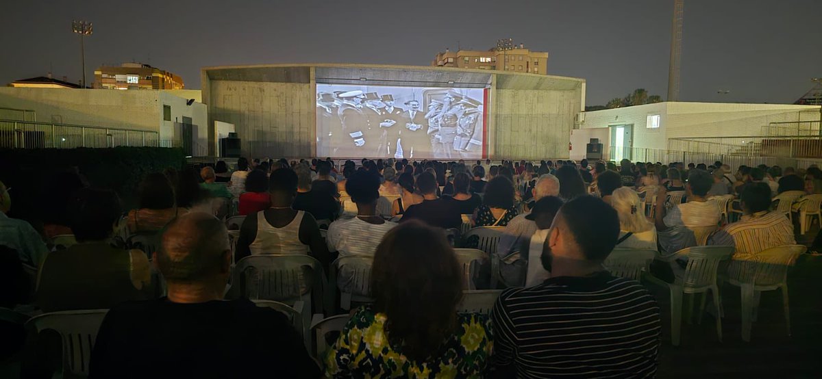 Párraga debe de estar la mar de orgulloso viendo la filmoteca de verano llena y partiéndose la caja con los Hermanos Marx.
¡Va por ti maestro!
Murcia, ¡qué hermosa eres!
🤍